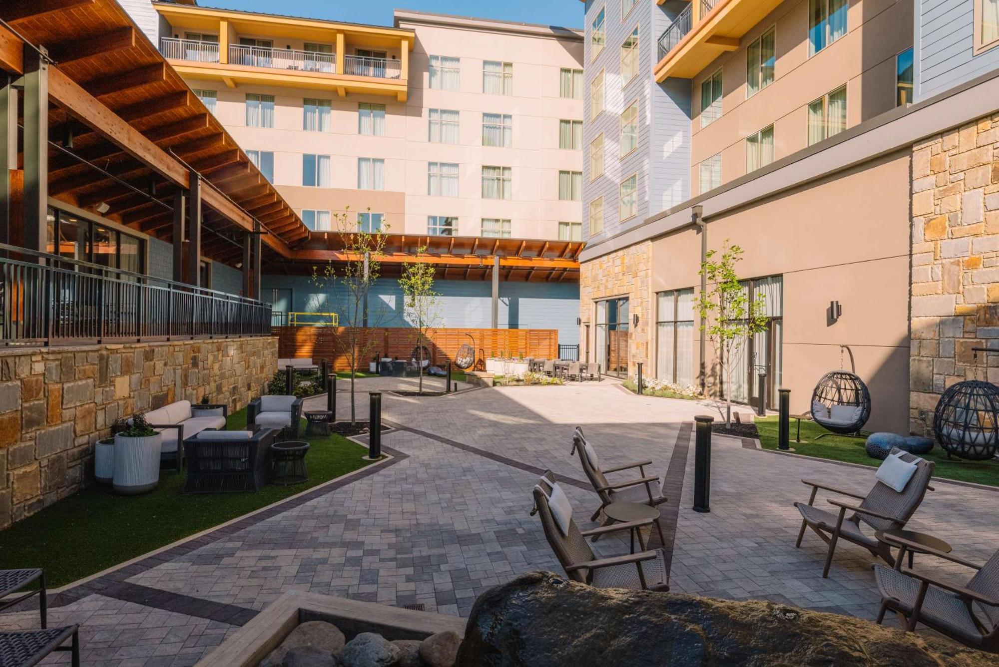 Embassy Suites By Hilton Gatlinburg Resort Exterior photo