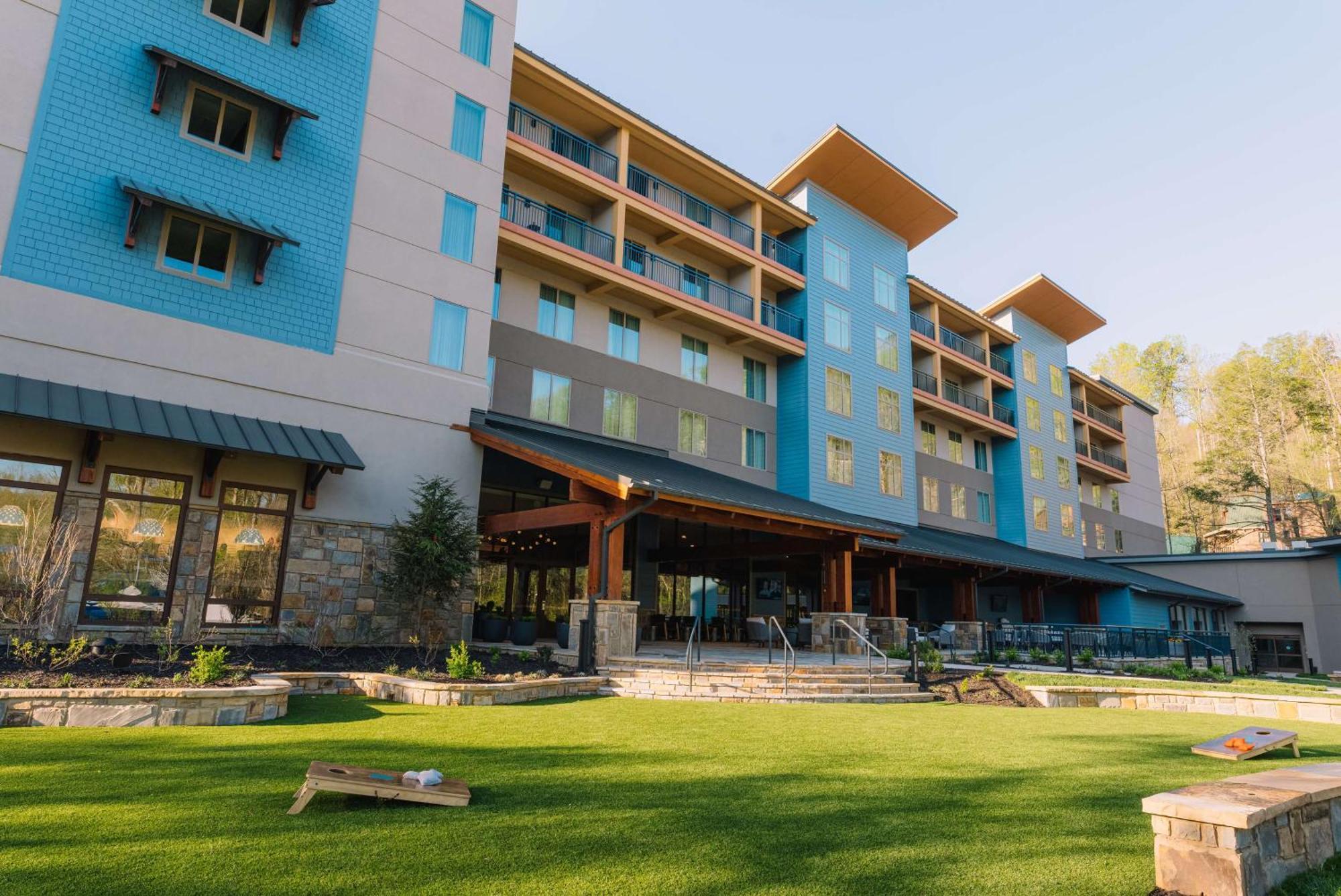 Embassy Suites By Hilton Gatlinburg Resort Exterior photo
