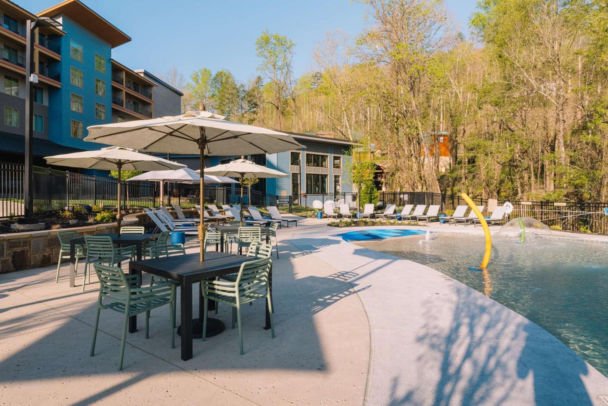Embassy Suites By Hilton Gatlinburg Resort Exterior photo