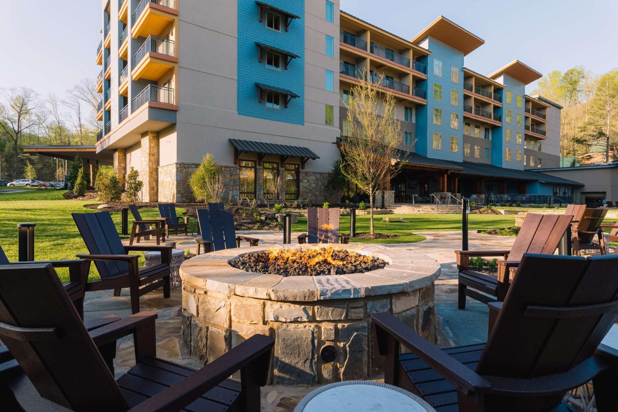 Embassy Suites By Hilton Gatlinburg Resort Exterior photo
